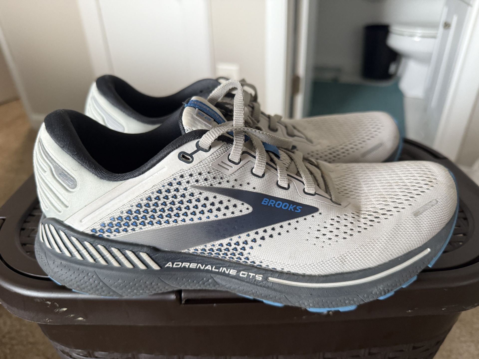 Brooks Adrenaline GT22 Lightly Used 70$ 9.5