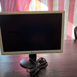 LG Flatron W1934S Monitor with Cord