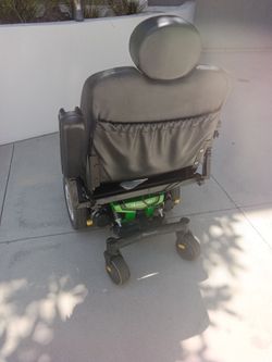 Quantum electric wheelchair with larger size seat⚡ 🧑🦼custom paint job🦼⚡great condition!!! No rips or tears!! wheelchair