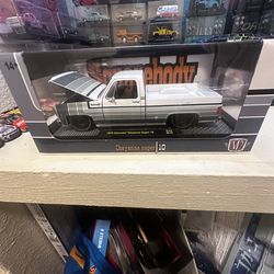 M2 Machines 1975 Chevrolet Cheyenne Super 10 1:24 Diecast Truck White Opening H…
