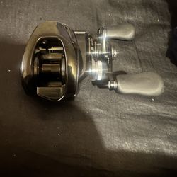 Shimano METDC70XGA Right	8.1:1	6.3	10/105, 12/85	10BB + 1RB	 