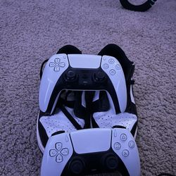 Nike low panda dunks & 2 PS5 controller 