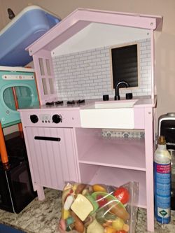34x46x14 play kitchen and accessories