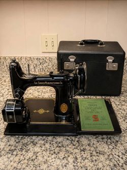 Singer Featherweight 221-1 Portable Sewing Machine