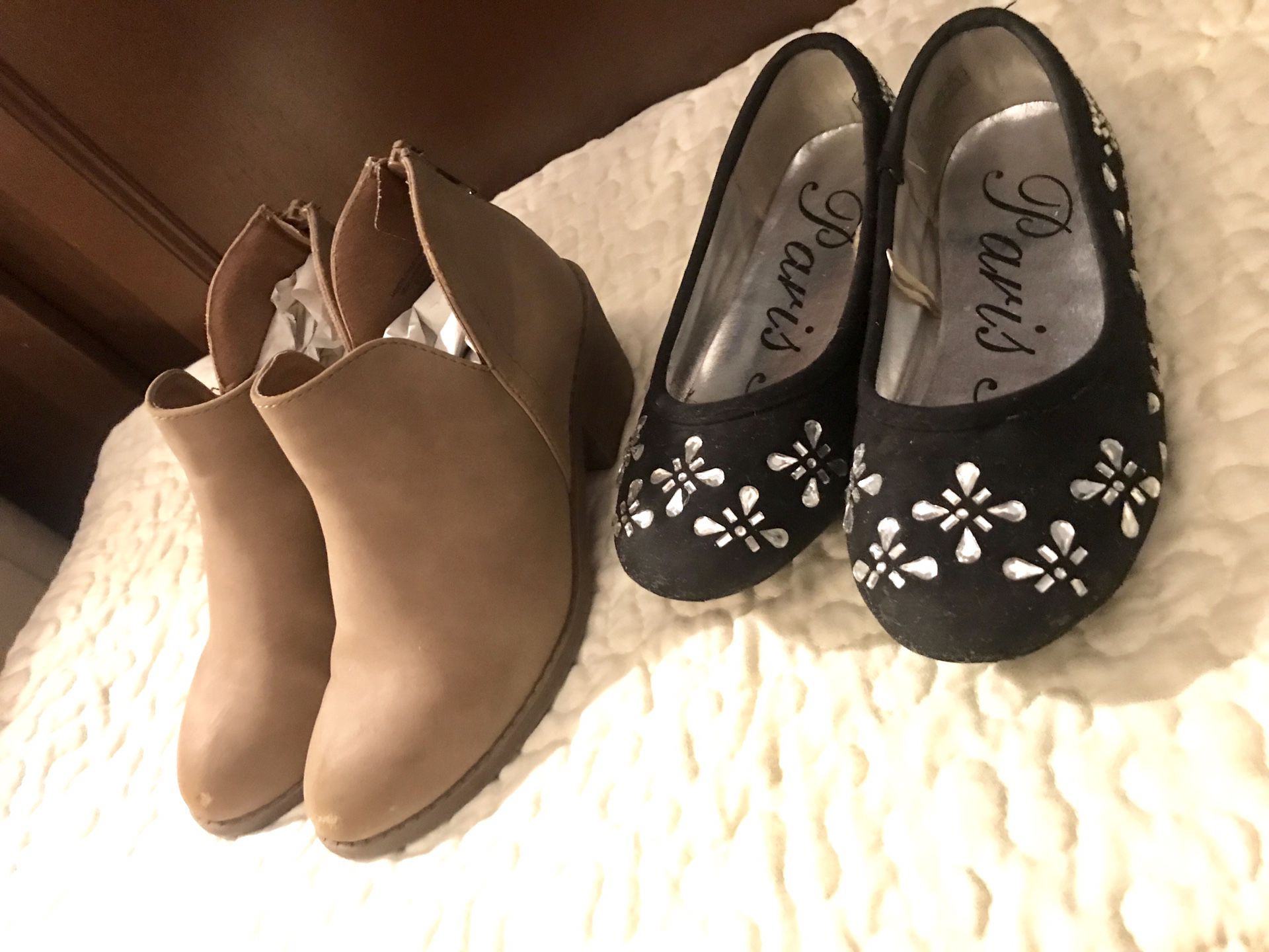 2 PAIRS OF LITTLE GIRLS SIZE 12C SHOES - TAN HEEL ANKLE BOOTS & BLACK FLATS WITH RHINESTONES