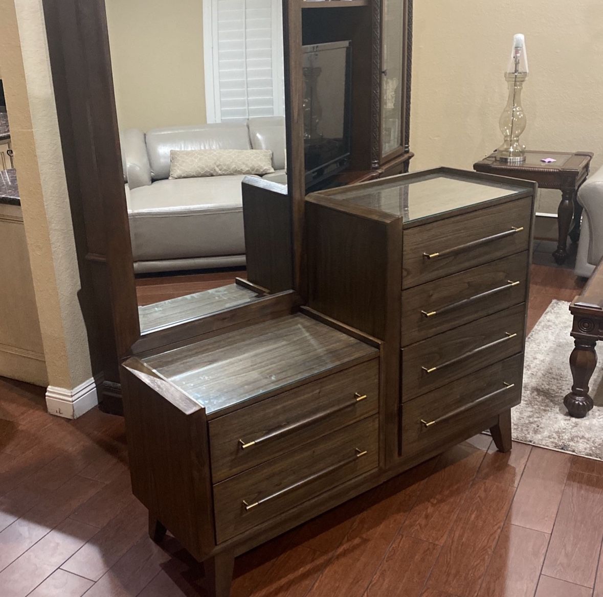 Dresser With Mirror