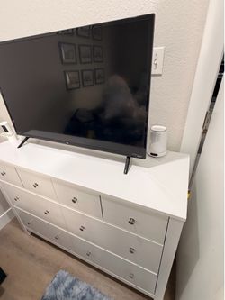 ASHLEY FURNITURE 8 DRAWER DRESSER - LIKE NEW!