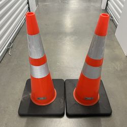 28” heavy Duty traffic cones (10$each one) 7 total cones