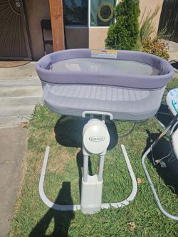 Baby bassinet crib swing