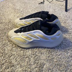 Yeezy 700 V3 Safflower Us Size Mens 9