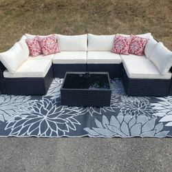 Sectional W/Pillows & Rug