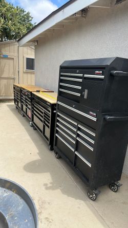 Husky Toolbox.          KIRkLAND Tools  box