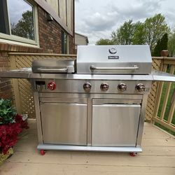 Very Nice  Brand New  BBQ Grill in the box