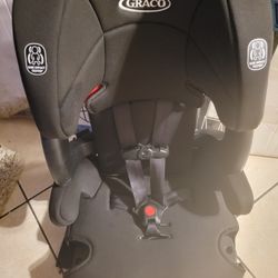 Barely Used Carseat. Missing Cup Holders