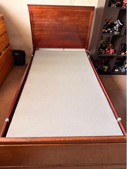🛏️ Wood Full Size Bed Frame – Great Condition