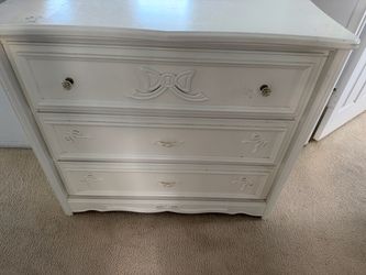 Dresser with 3 drawers
