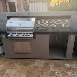 Beautiful Outdoor Barbeque Island With Four Burner 32” Grill BBQ