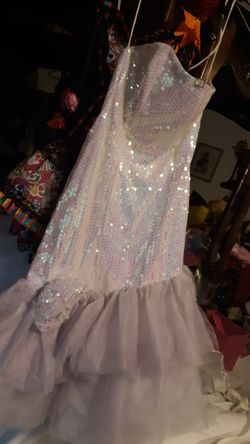 Pretty sparkly prom dress looks like it might be maybe a size 3 to 5 I can't find a size on it