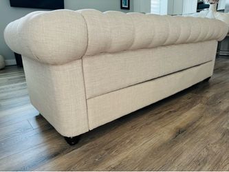 ✨ Elegant Chesterfield Sofa & Loveseat Set – Excellent Condition ✨