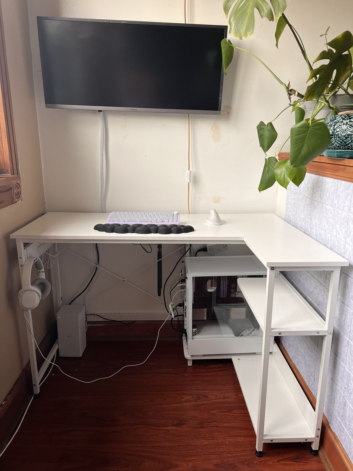 Modern Small L-Shaped Corner Computer Desk w/ Reversible Storage Shelves, White 