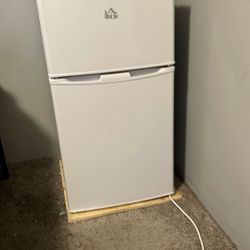 White Mini Fridge 3.5 cu.ft