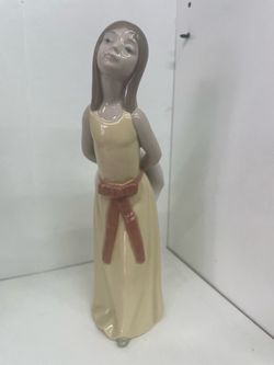 Lladro Porcelain Girl Figurine in Yellow Dress