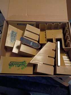 Finger board skate park