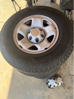 4 oem 2015 Toyota rims and tires with lug nuts
