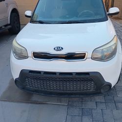 White Kia Soul 