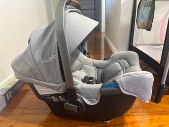 Nuna Pipa Car seat and Base