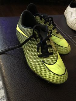 Boys soccer shoes - size 4.5