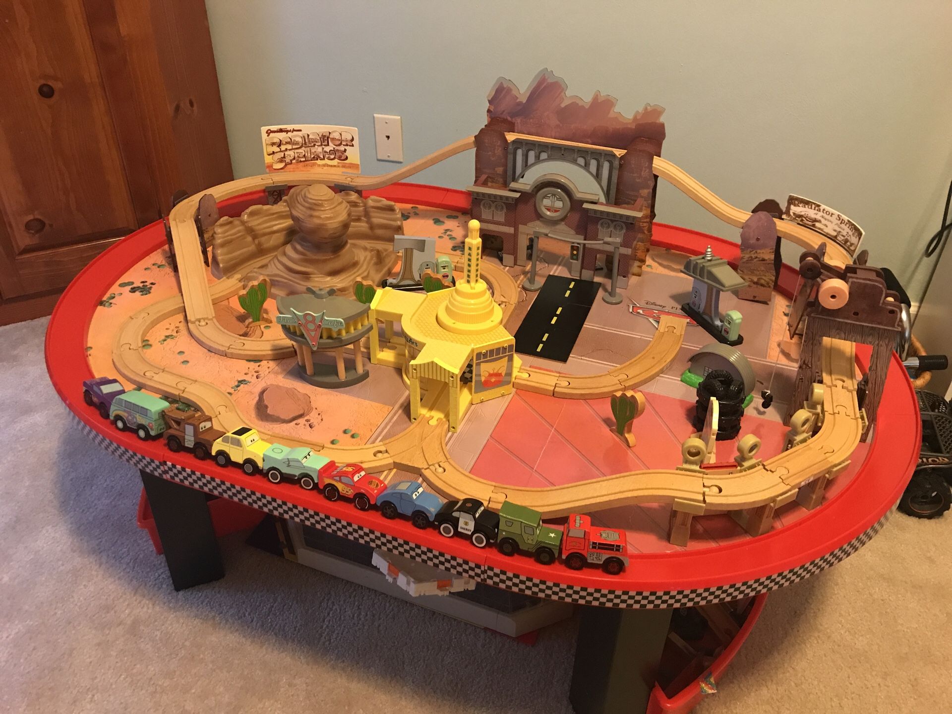 Total 58+ imagen kidkraft disney cars radiator springs race track set