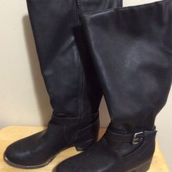 A GENTLY USED PAIR OF WOMENS BLACK BOOTS - Sz 6.5 W