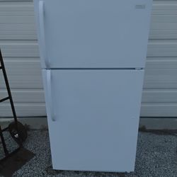 Nice White Frigidaire Refrigerator And Freezer Apartment Or Condo Size Super Clean Like New. 