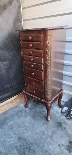 Stand alone jewelry box