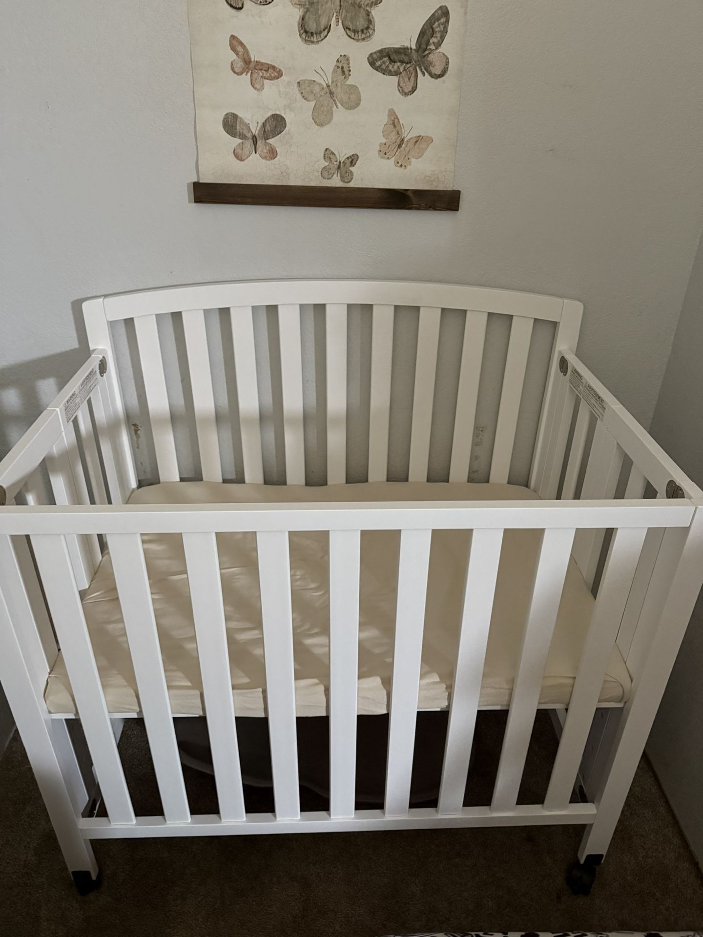 DaVinci Dylan Folding Portable 3-in-1 Convertible Mini Crib and Twin Bed in White