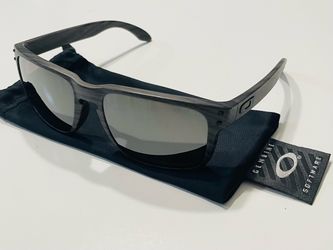 Oakley Holbrook Sunglasses Grey Wood Texture with Case and Microfiber Bag