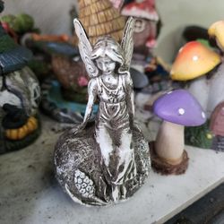 ANGEL WITH WINGS LOOKING PLUS MORE SALE THIS SUNDAY IN SAN LORENZO 