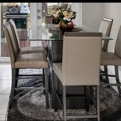 Nice Dining Room Table and Chairs 