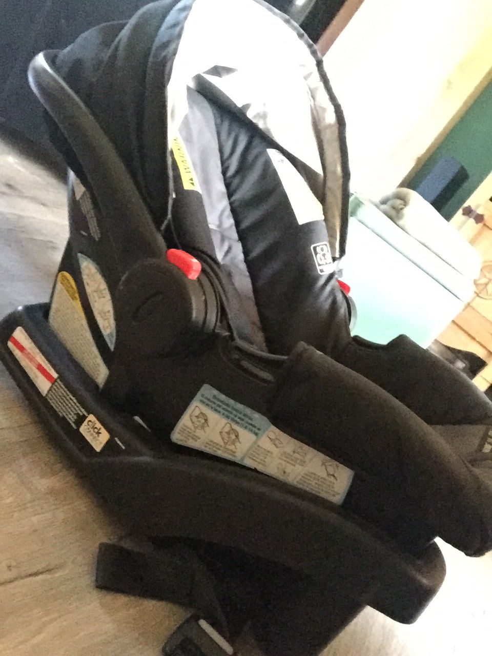 Black neutral car seat. W/ clip base