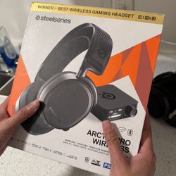 SteelSeries Arctis Pro Wireless Gaming Headset - High Fidelity 2.4 GHz Wireless - Mixable Bluetooth - Non-Stop Dual Battery - OLED Base Station - AI N
