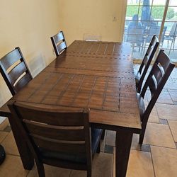 Dining Table & Chairs in San Bernardino 