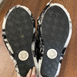 Uggs Fluffy Sandals 