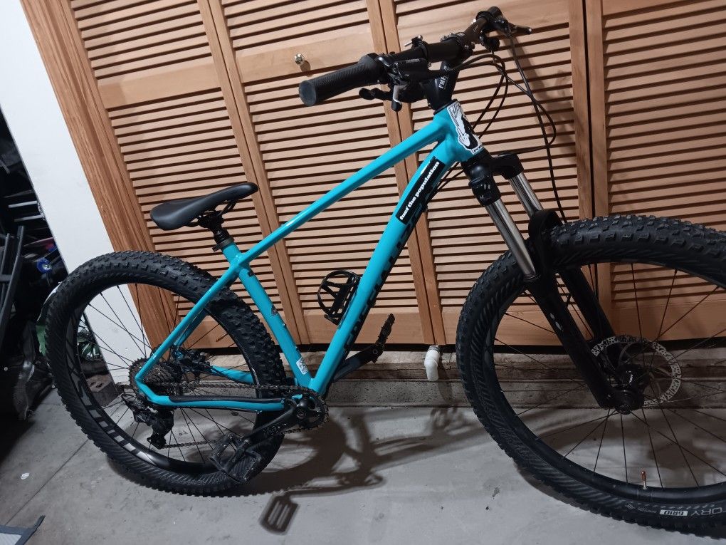 2019 Specialized Fuse 27.5+ Mens Medium Tubeless WIDE TIRE Asking 600 Obo