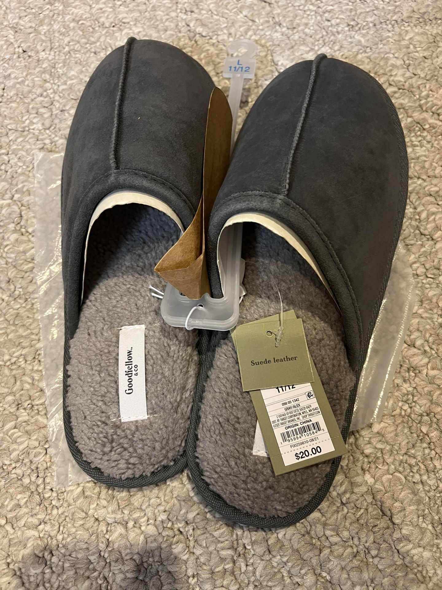 NWT Goodfellow Mens Slippers 11/12 L Suede for Sale in Winstonsalem