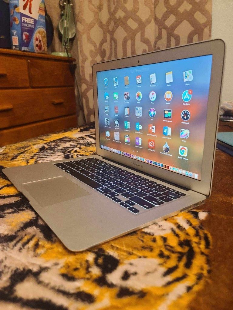 Excellent 13 inch Apple Macbook Air Laptop Computer With Intel Core i5 Processor With Programs