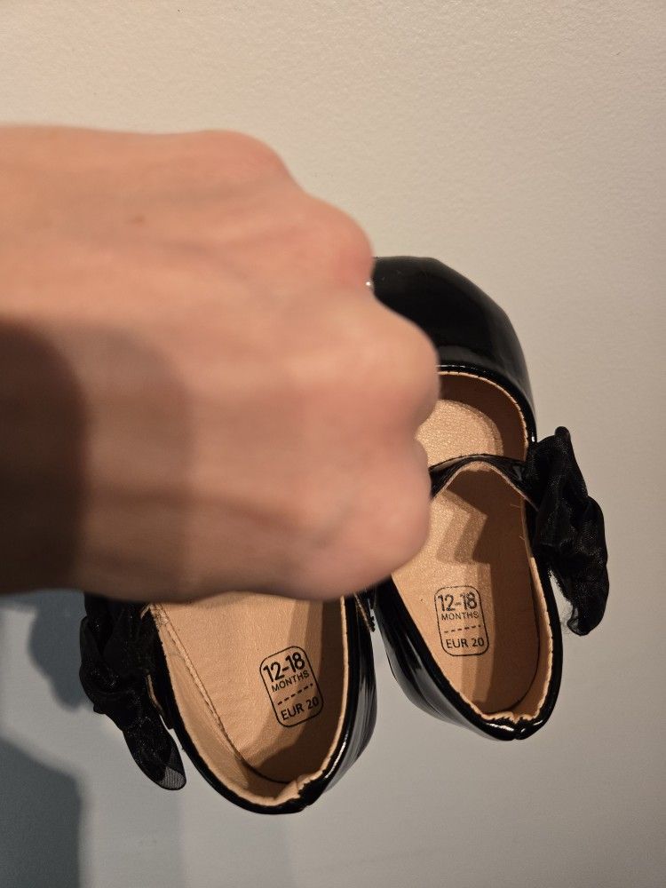 Baby Girl shoes 12-18 months 5$