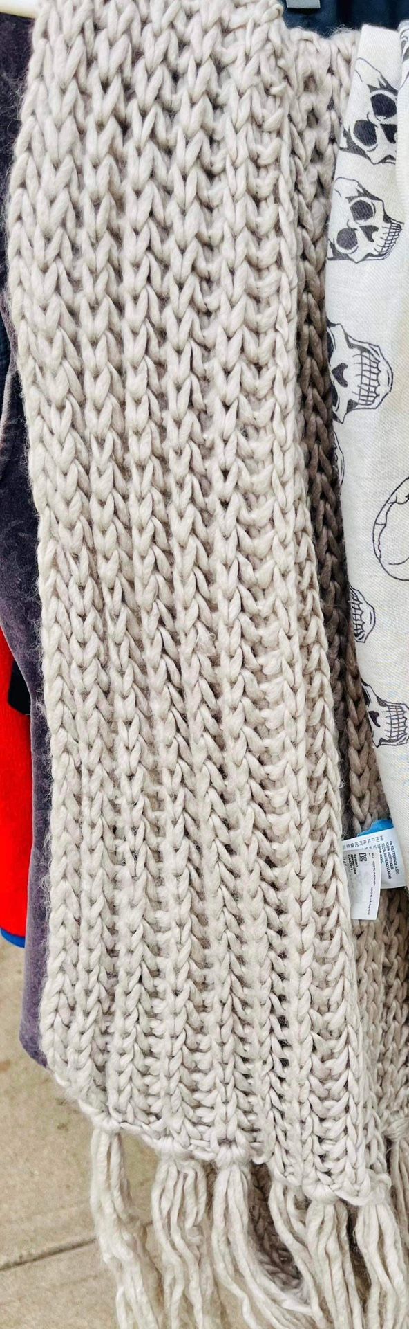 Beautiful H&M Cream Scarf - Gender Neutral