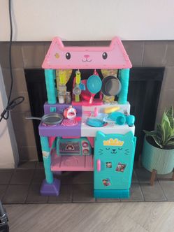 Gabby's dollhouse kitchen with microwave set