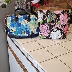 Dooney And Bourke Purse 